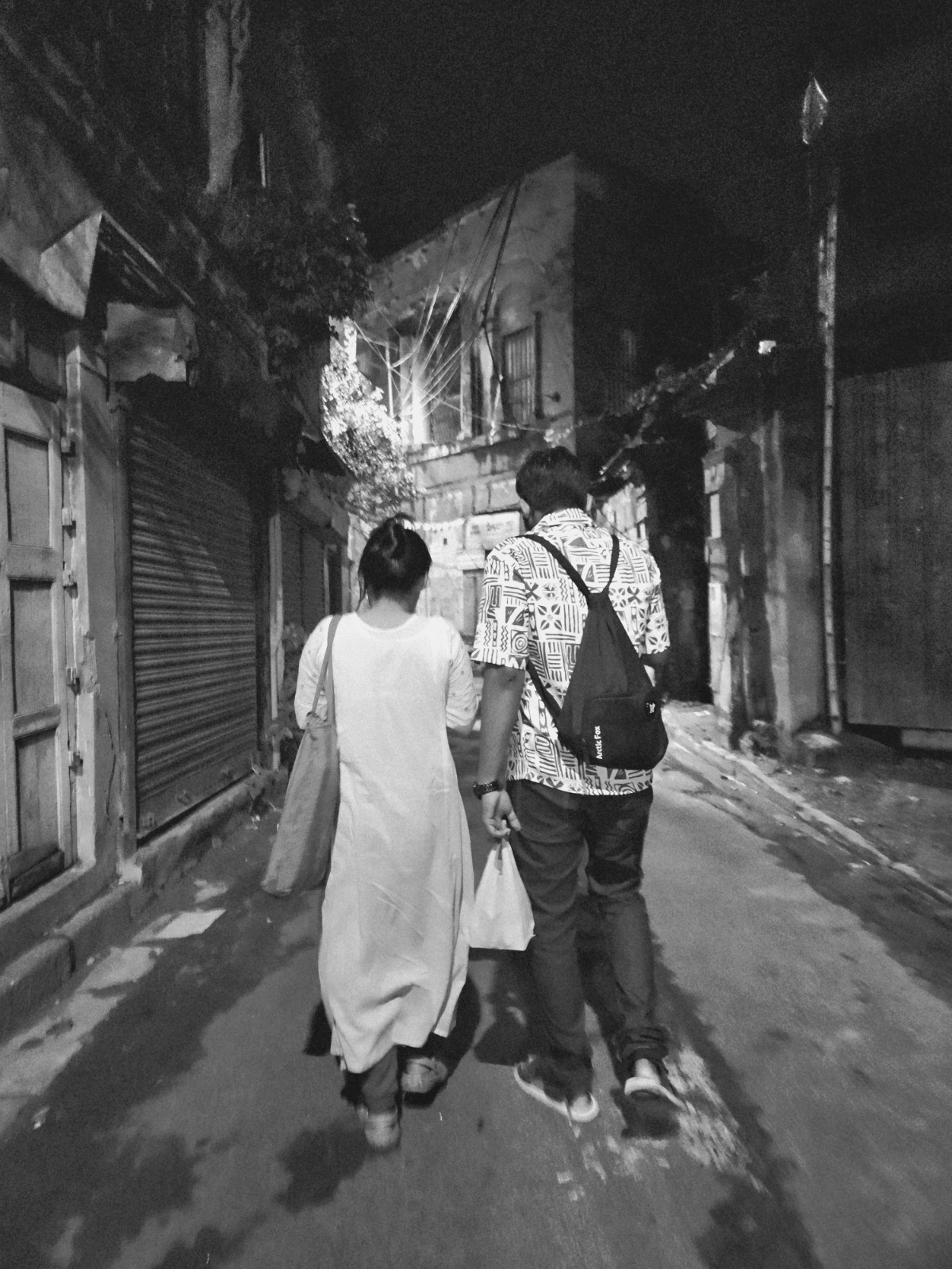 Soumya and Senjuti walking through a Kolkata lane